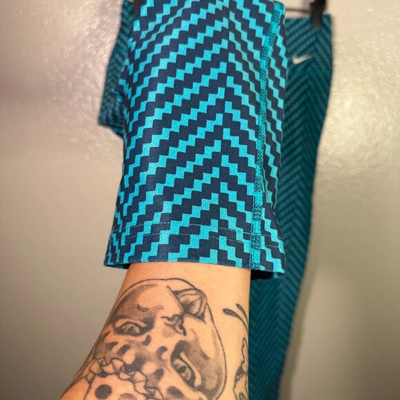 Nike Legend 2.0 Active Leggings in Geometric Zig Zag Teal - Picture 5 of 6